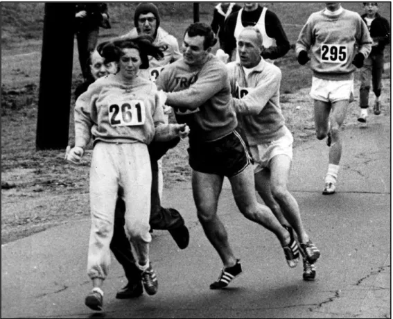 Figura 9 - An official tries block Kathy Switzer at the 1967 Boston Marathon  