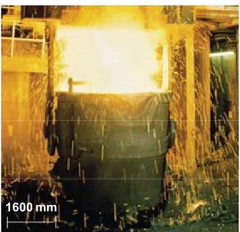 Figura  3.3.1  –  Carregamento  da  panela  de  aço  de  300  toneladas  após  o  processo de transformação de gusa em aço no conversor LD