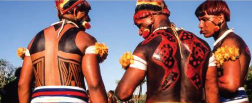 Figura 7. Indígenas do Xingu (Brasil) com pinturas corporais vermelhas e pretas.  