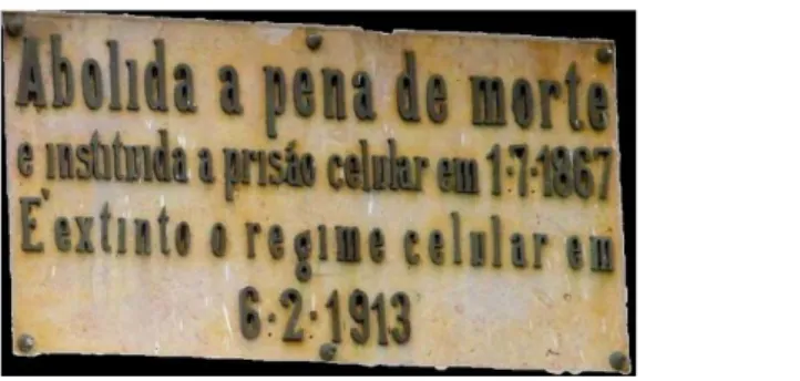 Figura 3  –  Placa na Penitenciária de Lisboa alusiva à abolição da pena de morte (1867) e à extinção do  regime celular na prisão (1913) 