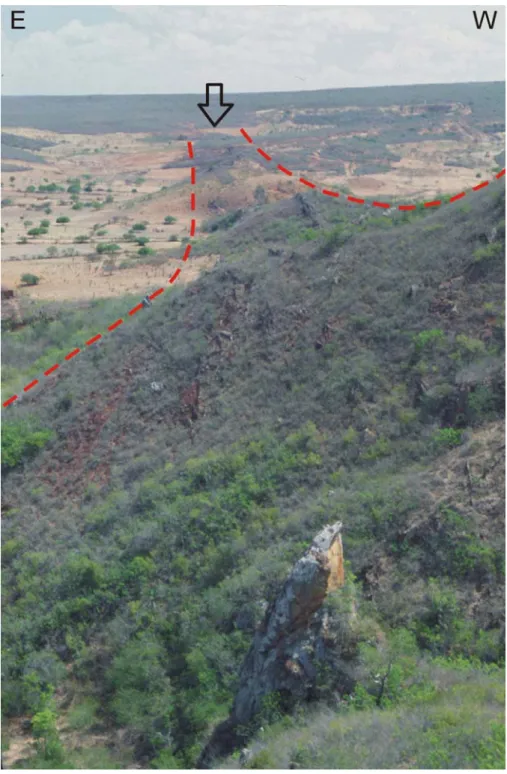 Figura 2.8. Vista de norte para sul da zona de Falha de Barrigató. A zona de falha  é encoberta por sedimentos da Formação Marizal (ver seta).