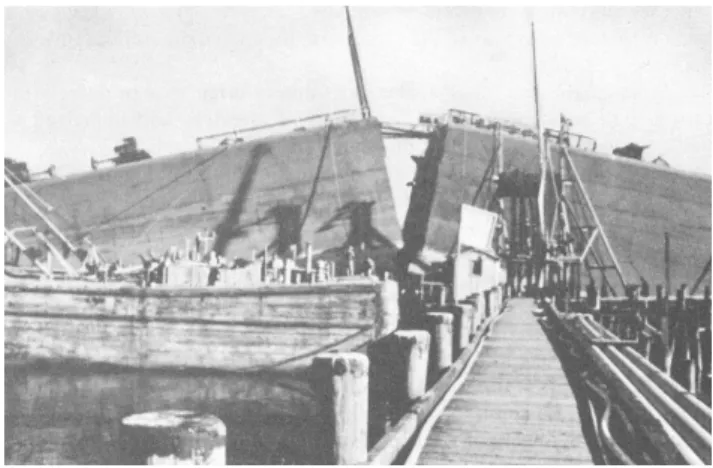 Figura 3.1– Fotografia de um dos navios Liberty fraturado  Fonte: Barson, 1987, p. 04 