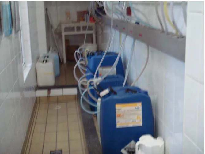 Figura 7: Foto de dosadores utilizados na lavanderia do hotel A. Fonte: pesquisa de  campo