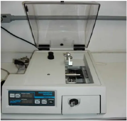Figura 4.1-Máquina de corte utilizada na preparação das amostras de AISI 439. 