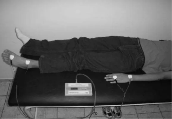 FIGURA 3: Posição para fixação de eletrodos nos pés e nas mãos, para a  análise de bioimpedância 