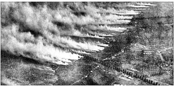 Figura 8 - Os Franceses utilizando cilindros de gás cloro, contra as trincheiras alemãs