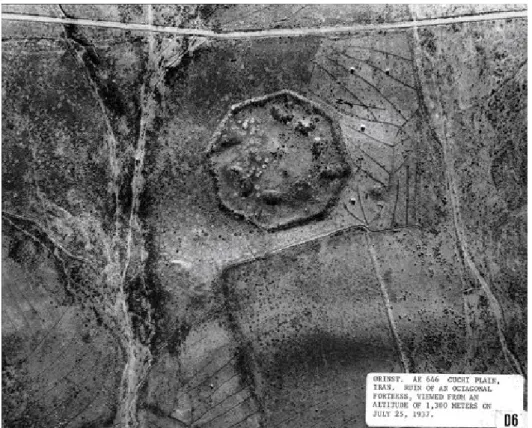 Figura 28 - Ruína de fortaleza octogonal na planície Guchi (Irão)   fotografada em Julho de 1937 de uma altitude de 1300m   Fonte: The Oriental Institute of The University of Chicago 