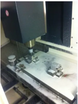 Figura  6. Máquina CNC a maquinar postiços numa mesa magnética 