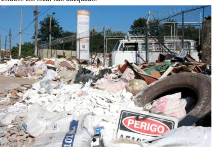 Figura  8  –   Ecoponto  do  município  de  São  Paulo  com  deposição  de  resíduos em local não adequado