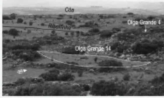 FIG. 8-26 –  Vista dos loci de Olga Grande 14 e 4, em relação com o afloramento granítico de Pedras Altas e os cursos de água da Ribeirinha e do Côa.