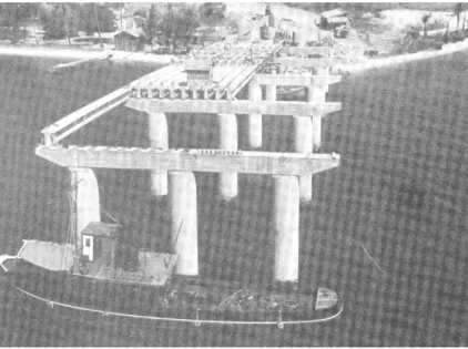Figura 1 – Ponte Galeão, aspecto do  tabuleiro e lançamento de uma viga protendida.  Fonte: Vasconcelos (1992) 