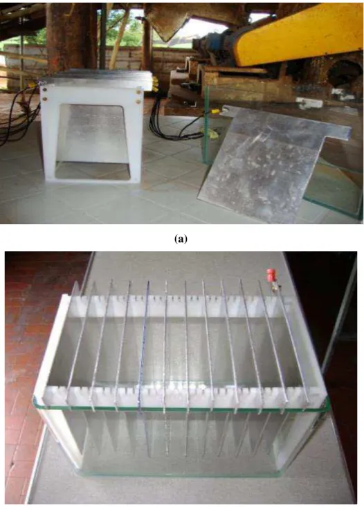 Figura 23: Componentes do reator:  célula eletrolítica em vidro, suporte em polietileno e  eletrodos de alumínio (a) e reator montado (b) 