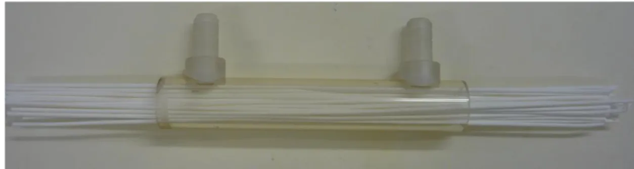 Figura 21 - Colagem de dutos de policarbonatos e introdução de um conjunto de 19 fibras ocas no interior do  tubo