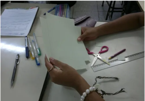 Figura 14: Aluna construindo a caixa. 