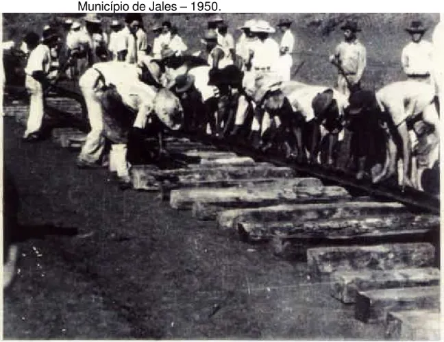 FIGURA 2  – Colocação dos trilhos da Estrada de Ferro Araraquarense no  Município de Jales – 1950