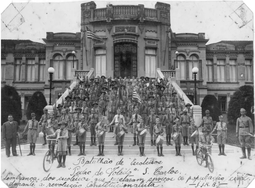Figura 4 : Batalhão de Escoteiros “Pedro de Toledo”  em frente a Escola Normal Secundária de  São Carlos em 1932