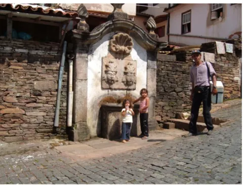 Figura 1.3 –  Crianças bebendo água no Chafariz do Vicentão, Ouro Preto, (Outubro/2006)