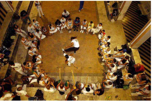Figura 5 – À esquerda - roda em local aberto, na praça da Savassi em BH e, à direita - roda dentro da  academia do Grupo Bantus Capoeira