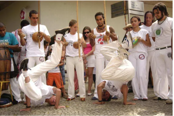 Figura 8: Saudação ao “pé do berimbau”. Foto: Leandro Couri, 2005. 