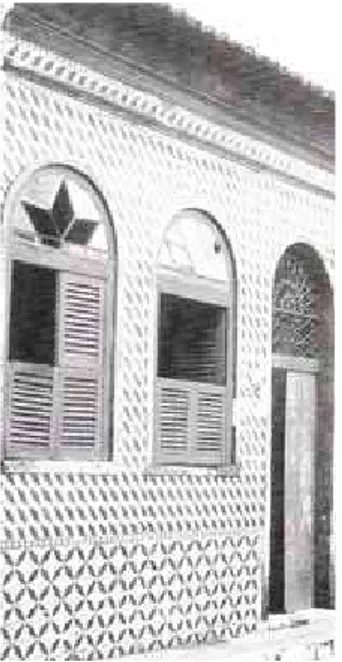 Fig.  02  Casa  revestida  de  azulejos  Fachada  com  padrões  geométricos  em  perspectiva  Técnica  do  enxaquetado  ou  de  caixilho