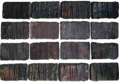 Fig.  34 Zandra  C.  de  Miranda  Manancial  Negro   Arranjo  das  peças  em  bloco  Gravura  em  Cerâmica  Raku    2006  Entintagem  com  esmaltes  alcalinos  e  óxido  de  cobre,  28  X  17  cm  cada  módulo