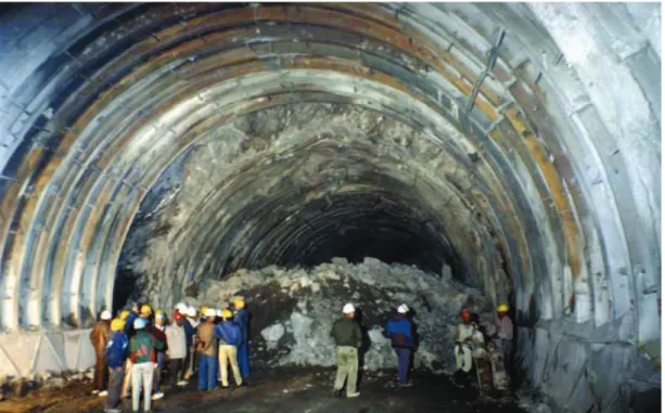 Fig. 18 - Graves problemas de squeezing numa zona de falha no túnel do projecto hidroeléctrico de Nathpa  Jhakri na Índia [18]