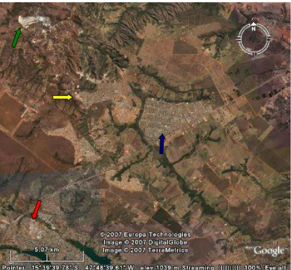 Figura 1 - Foto aérea, obtida por satélite, mostrando as regiões do Distrito  Federal: Condomínio Serra Azul (seta amarela), Sobradinho (seta  azul), Fercal (seta verde) e Lago Norte (seta vermelha)