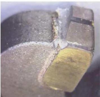 Figura 2.29  – Desgaste o lascamento no inserto de metal duro P20 após 100 cortes  Fonte: TILLMANN (2011) 