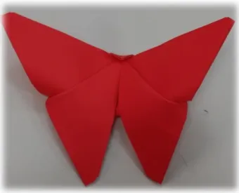 Figura 22: Colagem do origami em forma  de flor no cartaz