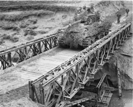 Figura 2.13 Aplicação de uma ponte Bailey na Segunda Guerra Mundial (Think Defense, 2012a) 