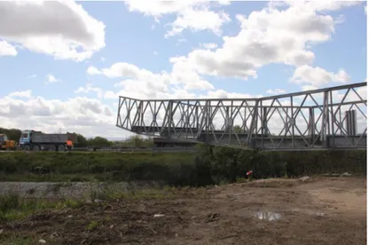 Figura 2.30 Deslizamento da Ponte Mabey Compact 200 até a posição final (Jornal de Notícias, 2016) 