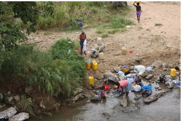 Figura 5. Actividades domésticas da população num curso de água natural em                  Cambalo (Kwanza Sul ) (original de J