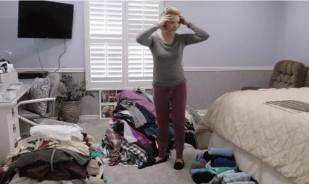 Figura 5: Episódio 4 - Margie no processo de organizar suas roupas.