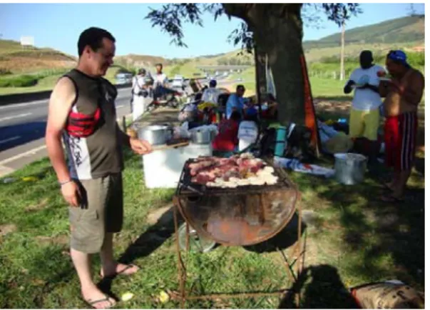 FIGURA  61 - Romeiros preparando refeições às margens da via  Dutra (percurso entre Taubaté e Aparecida)