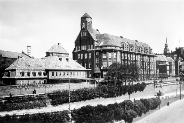 Fig. 2: the historical building of the Bernhard Nocht Institute at the front of the harbour in 1921