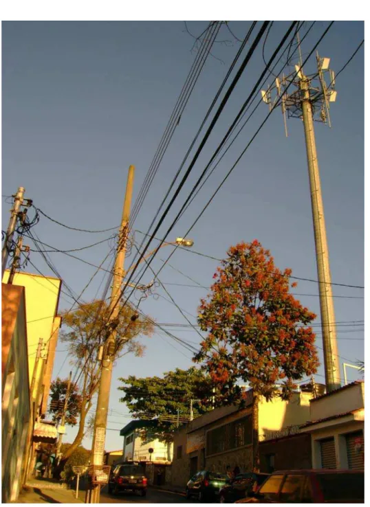 Figura 4.3: Fotografia de uma torre típica de telecomunicação instalada em área urbana próxima a  consumidores residenciais