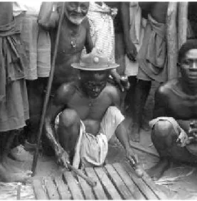 Fig. 1.  Marimba  usada  no  Congo  em  rituais  de  iniciação.  Foto  tirada  no  ano  de  1953