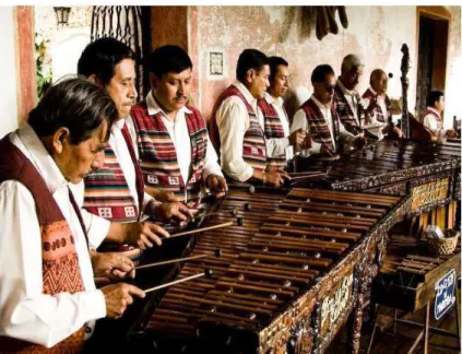 Fig. 5.  Grupo  de  marimbas  típico  da  Guatemala.  Aqui,  podemos  observar  a  disposição cromática das teclas