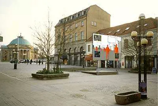 Figura 7- Praça de  Karlskrona com telão do projeto 