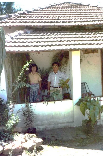 Foto nº 1- Senhora Toshiko e senhor Kogiso na varanda de sua casa no Bairro Parateí. 1970