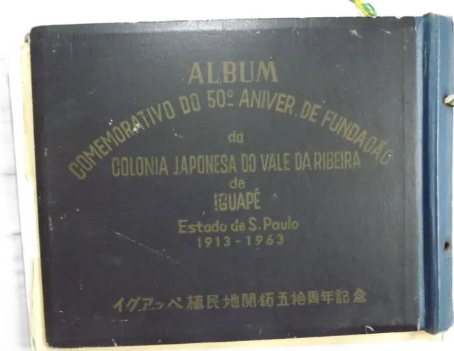 Foto nº 6  –  Capa do Álbum Comemorativo do 50º Aniversário da Colônia Japonesa do Vale do Ribeira  –  Fonte: Arquivo pessoal da  pesquisadora, 2014 