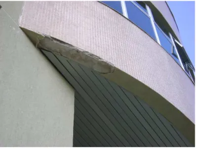 Figura  1.2 -   Desplacamento de revestimento de argamassa executado sobre a viga da  fachada – prédio “F” do estudo de caso