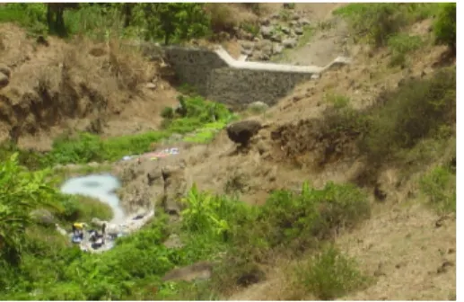 Figura  10  -  População  local  nada  na  água  dos  reservatórios  coletivos,  comunidade  do  Charco,  Ilha de Santiago