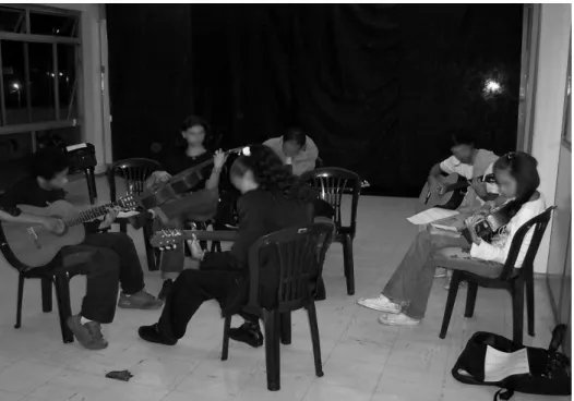 Fig. 3 - Foto dos alunos da oficina de violão – Foto tirada por Fernando Rodrigues 11/05/06 