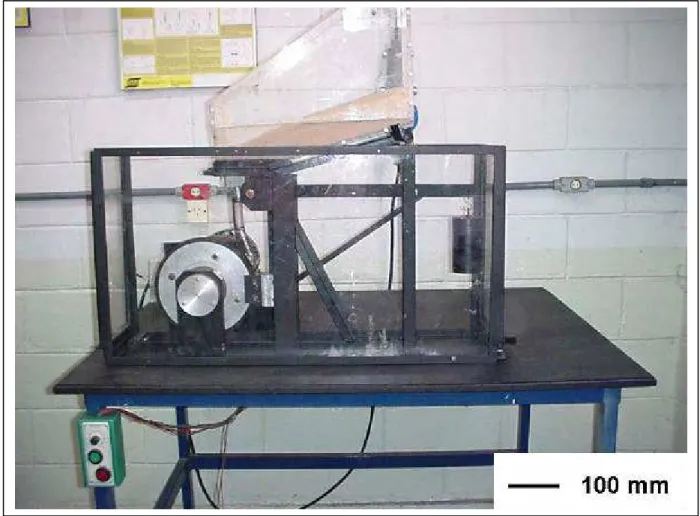 Figura 3.1 – Equipamento de roda de borracha e areia seca para os ensaios abrasivos.