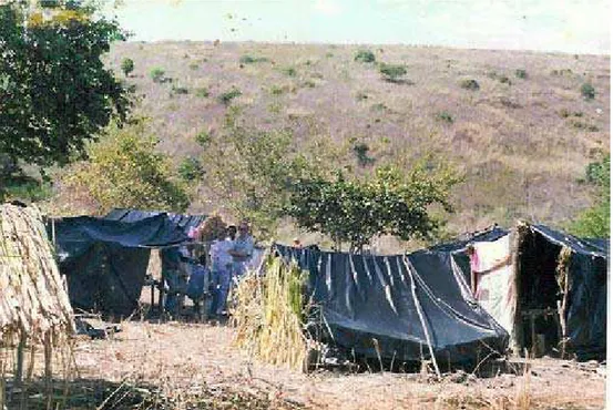 FIGURA 1. Acampamento das famílias em 1996 (observar o avançado estado de degradação  ambiental da área)
