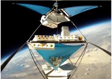 Foto de um veículo espacial lançado por balões que contem dezenas de nano-satélites em forma de ping-pong