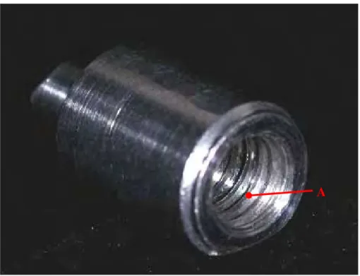 FIGURA 6-  Face inferior do troquel metálico evidenciando as roscas internas  fabricadas para fixação deste na haste vertical móvel do dispositivo  de moldagem: A= rosca interna.