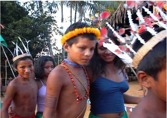 Figura  9  –  Crianças  dançando  em  pares  no  Turé  das  crianças,  representação fidedigna do festejo Karipuna