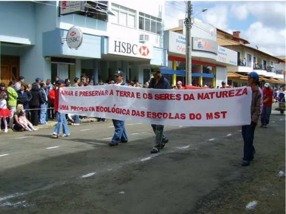 FOTO 2: Alunos da Escola 25 de Maio participam de mobilização do MST   FONTE: Naira Estela Roesler Mohr, 2002 